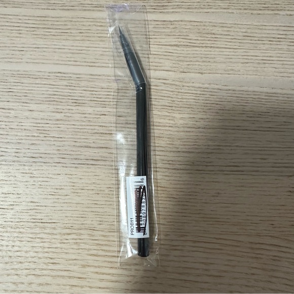 NYX Professional Makeup Pro Angled Eyeliner Brush - Picture 4 of 4